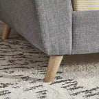 Lit de repos en lin beige/noir/gris avec traversins, style milieu de siècle, simple