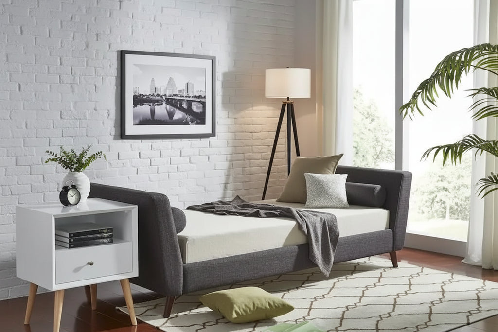 Lit de repos en lin beige/noir/gris avec traversins, style milieu de siècle, simple